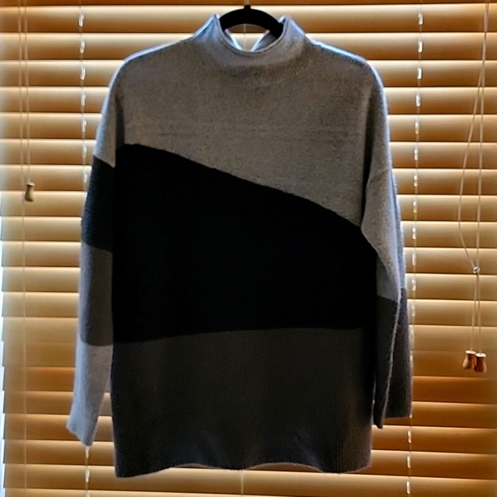 34). Nw/oTag Neiman Marcus Women Sweater multicolored Size M